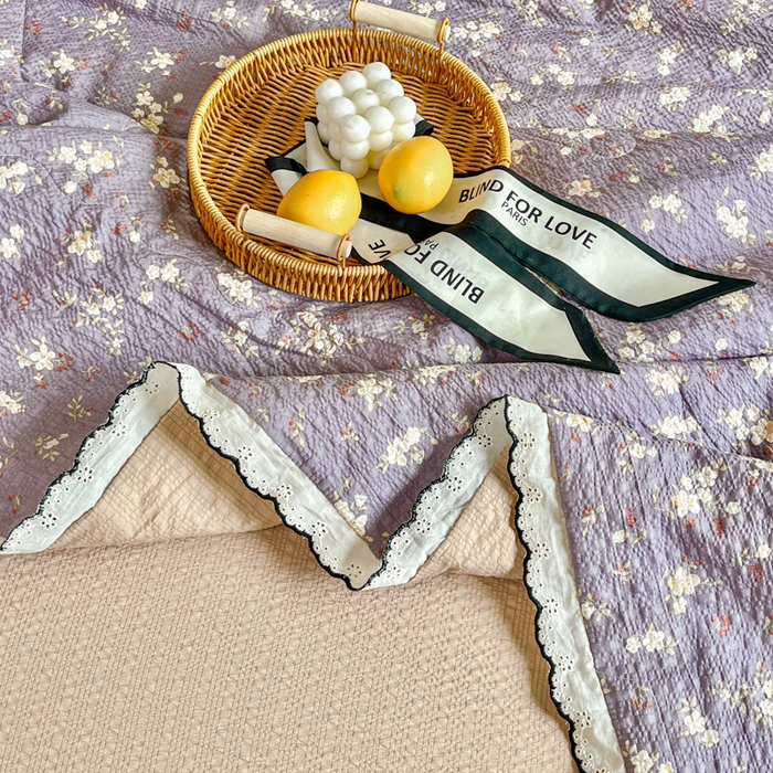 91家纺网 家纺一手货源 找家纺 利禾 2026新款泡芙全棉小黑花边夏被四件套夏凉被空调被 米兰灰-花边款