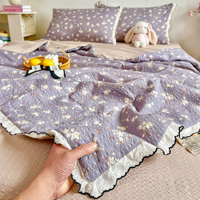 91家纺网 家纺一手货源 找家纺 利禾 2026新款泡芙全棉小黑花边夏被四件套夏凉被空调被 米兰灰-花边款
