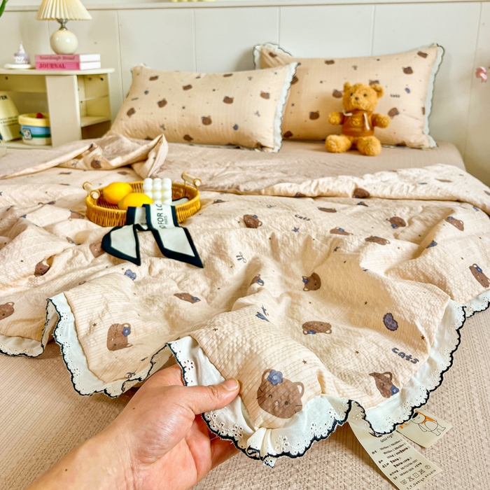 91家纺网 家纺一手货源 找家纺 利禾 2026新款泡芙全棉小黑花边夏被四件套夏凉被空调被 曲奇猫-花边款