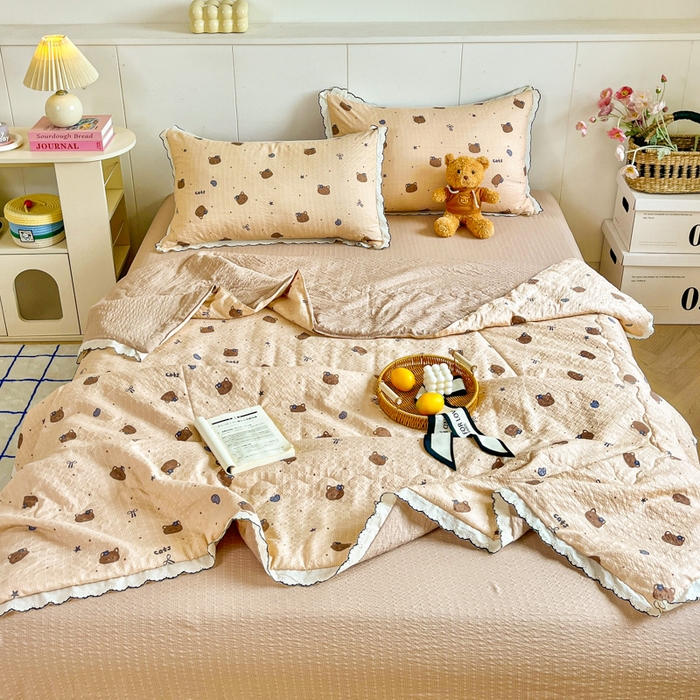 91家纺网 家纺一手货源 找家纺 利禾 2026新款泡芙全棉小黑花边夏被四件套夏凉被空调被 曲奇猫-花边款