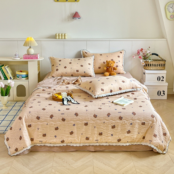 91家纺网 家纺一手货源 找家纺 利禾 2026新款泡芙全棉小黑花边夏被四件套夏凉被空调被 曲奇猫-花边款