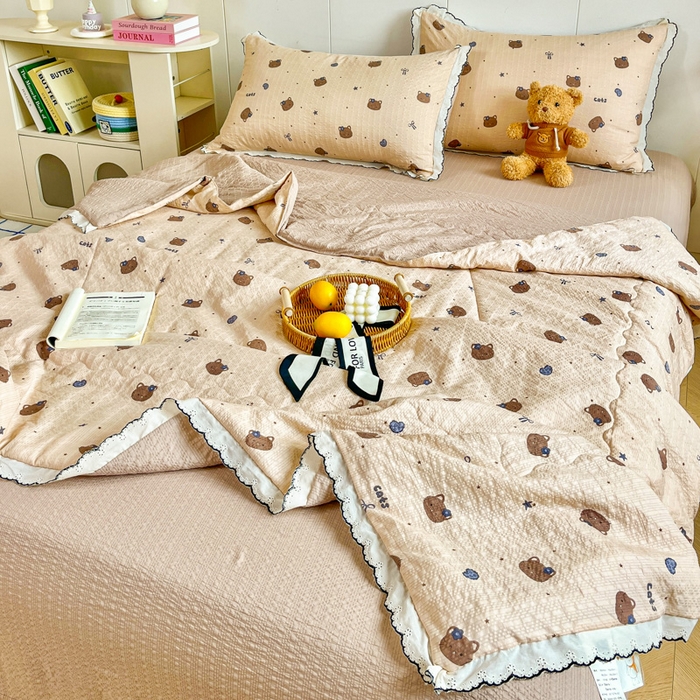 91家纺网 家纺一手货源 找家纺 利禾 2026新款泡芙全棉小黑花边夏被四件套夏凉被空调被 曲奇猫-花边款