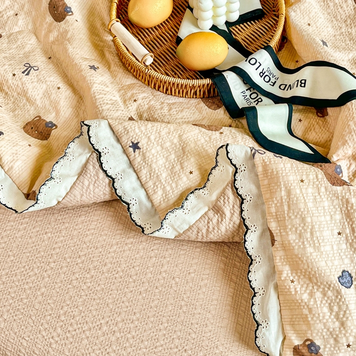 91家纺网 家纺一手货源 找家纺 利禾 2026新款泡芙全棉小黑花边夏被四件套夏凉被空调被 曲奇猫-花边款