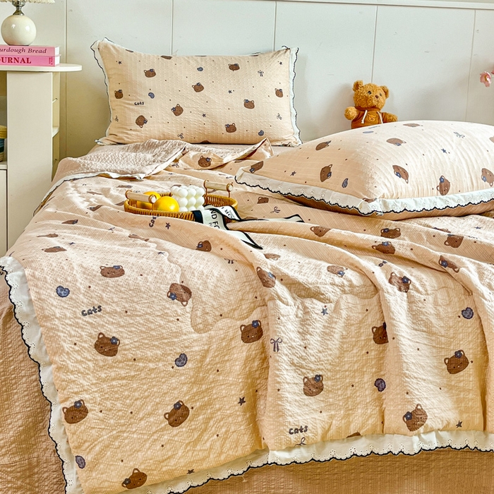 91家纺网 家纺一手货源 找家纺 利禾 2026新款泡芙全棉小黑花边夏被四件套夏凉被空调被 曲奇猫-花边款