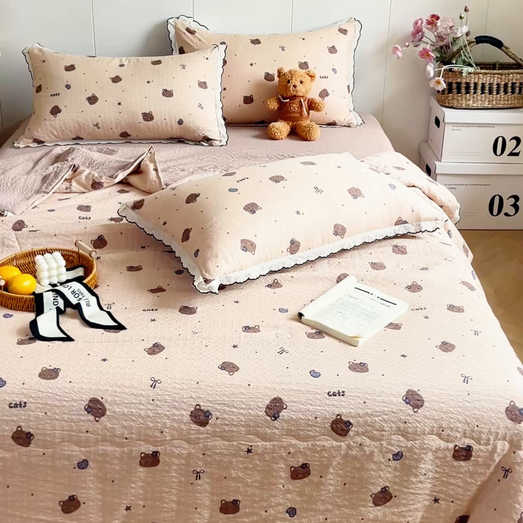 91家纺网 家纺一手货源 找家纺 利禾 2026新款泡芙全棉小黑花边夏被四件套夏凉被空调被 曲奇猫-花边款