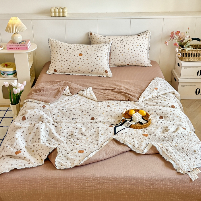 91家纺网 家纺一手货源 找家纺 利禾 2026新款泡芙全棉小黑花边夏被四件套夏凉被空调被 小南瓜-花边款