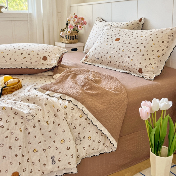 91家纺网 家纺一手货源 找家纺 利禾 2026新款泡芙全棉小黑花边夏被四件套夏凉被空调被 小南瓜-花边款
