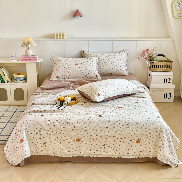 91家纺网 家纺一手货源 找家纺 利禾 2026新款泡芙全棉小黑花边夏被四件套夏凉被空调被 小南瓜-花边款