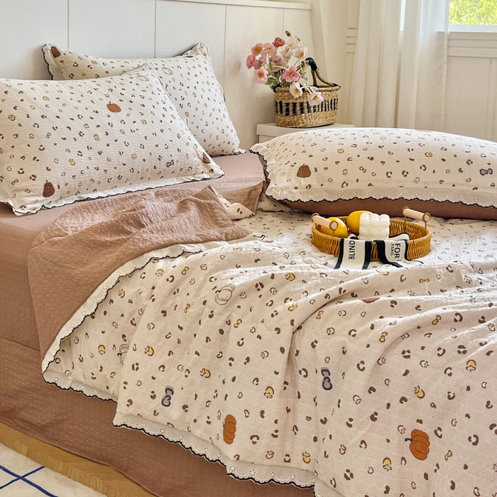 91家纺网 家纺一手货源 找家纺 利禾 2026新款泡芙全棉小黑花边夏被四件套夏凉被空调被 小南瓜-花边款