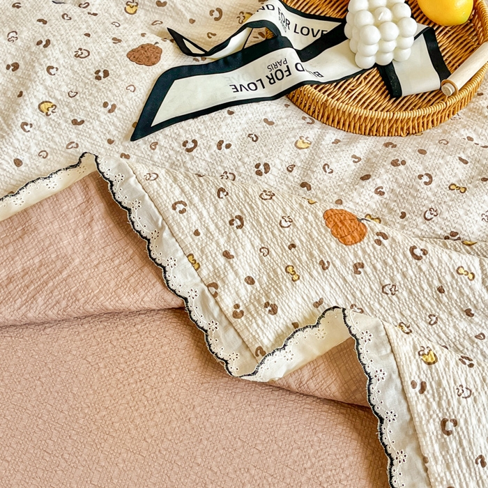 91家纺网 家纺一手货源 找家纺 利禾 2026新款泡芙全棉小黑花边夏被四件套夏凉被空调被 小南瓜-花边款