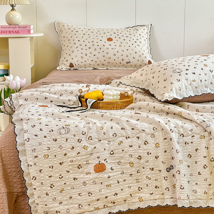 91家纺网 家纺一手货源 找家纺 利禾 2026新款泡芙全棉小黑花边夏被四件套夏凉被空调被 小南瓜-花边款