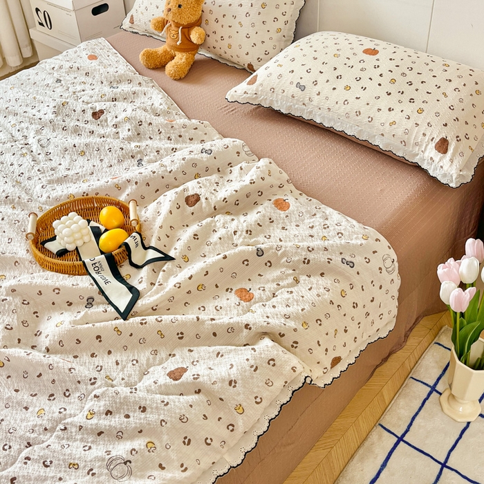 91家纺网 家纺一手货源 找家纺 利禾 2026新款泡芙全棉小黑花边夏被四件套夏凉被空调被 小南瓜-花边款