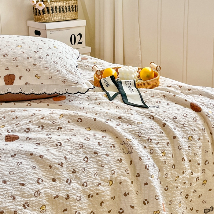 91家纺网 家纺一手货源 找家纺 利禾 2026新款泡芙全棉小黑花边夏被四件套夏凉被空调被 小南瓜-花边款