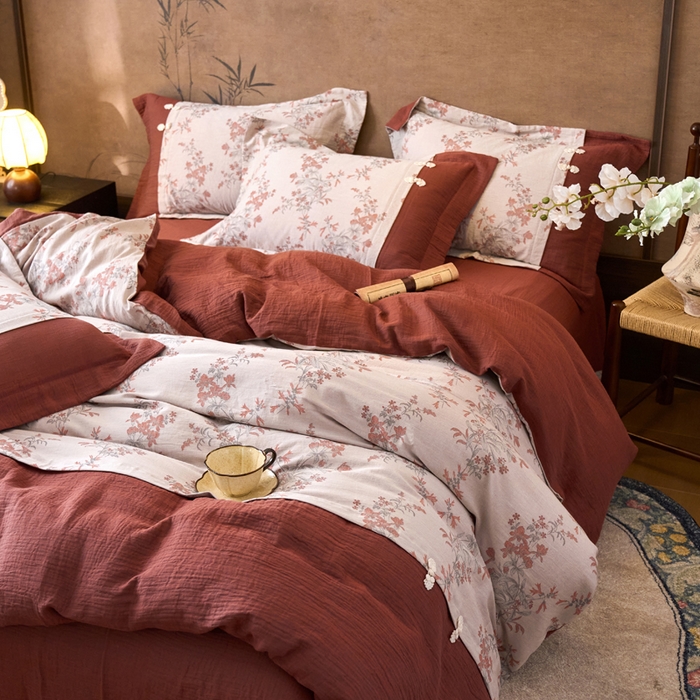 91家纺网 家纺一手货源 找家纺 春皖家纺 2026新款全棉提花双层纱盘扣四件套-旗袍风系列 红蕊