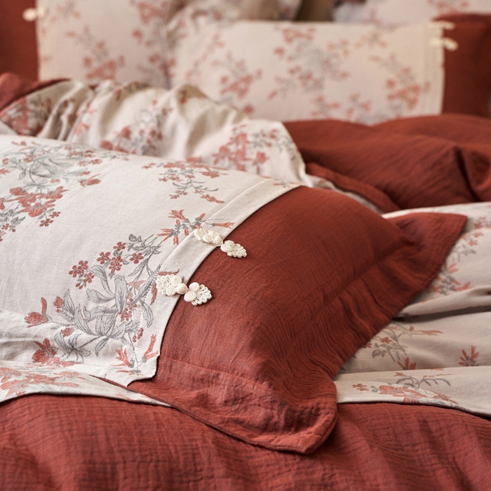 91家纺网 家纺一手货源 找家纺 春皖家纺 2026新款全棉提花双层纱盘扣四件套-旗袍风系列 红蕊