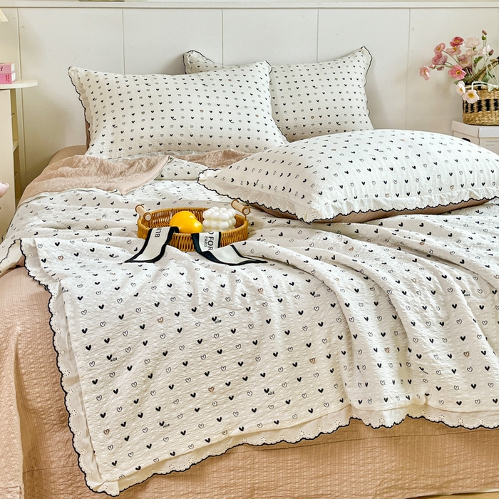 91家纺网 家纺一手货源 找家纺 利禾 2026新款泡芙全棉小黑花边夏被四件套夏凉被空调被 心心相印-花边款