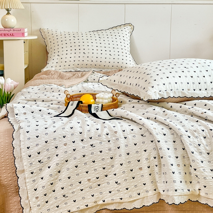 91家纺网 家纺一手货源 找家纺 利禾 2026新款泡芙全棉小黑花边夏被四件套夏凉被空调被 心心相印-花边款