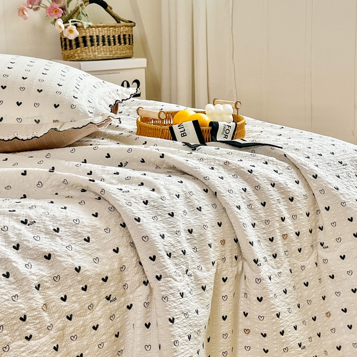91家纺网 家纺一手货源 找家纺 利禾 2026新款泡芙全棉小黑花边夏被四件套夏凉被空调被 心心相印-花边款