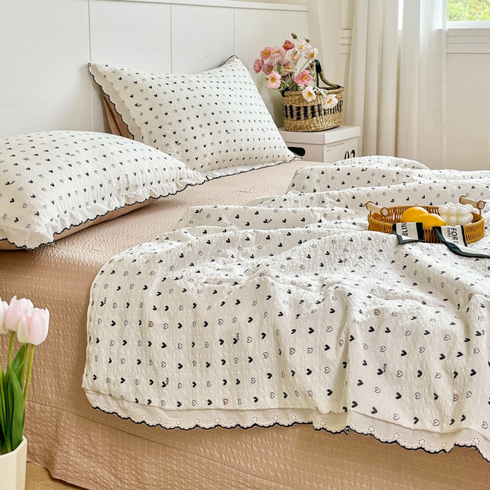 91家纺网 家纺一手货源 找家纺 利禾 2026新款泡芙全棉小黑花边夏被四件套夏凉被空调被 心心相印-花边款