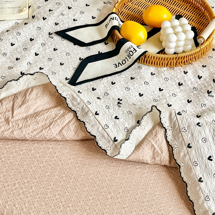 91家纺网 家纺一手货源 找家纺 利禾 2026新款泡芙全棉小黑花边夏被四件套夏凉被空调被 心心相印-花边款