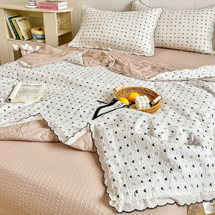 91家纺网 家纺一手货源 找家纺 利禾 2026新款泡芙全棉小黑花边夏被四件套夏凉被空调被 心心相印-花边款