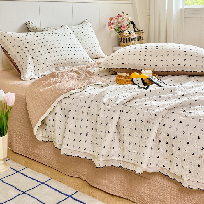 91家纺网 家纺一手货源 找家纺 利禾 2026新款泡芙全棉小黑花边夏被四件套夏凉被空调被 心心相印-花边款