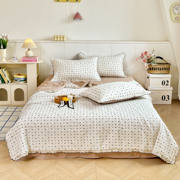 91家纺网 家纺一手货源 找家纺 利禾 2026新款泡芙全棉小黑花边夏被四件套夏凉被空调被 心心相印-花边款