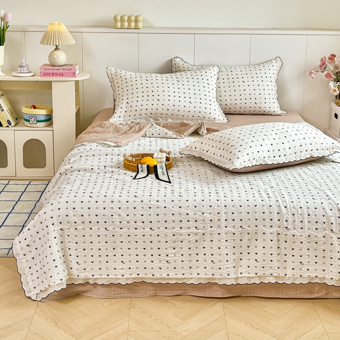 91家纺网 家纺一手货源 找家纺 利禾 2026新款泡芙全棉小黑花边夏被四件套夏凉被空调被 心心相印-花边款