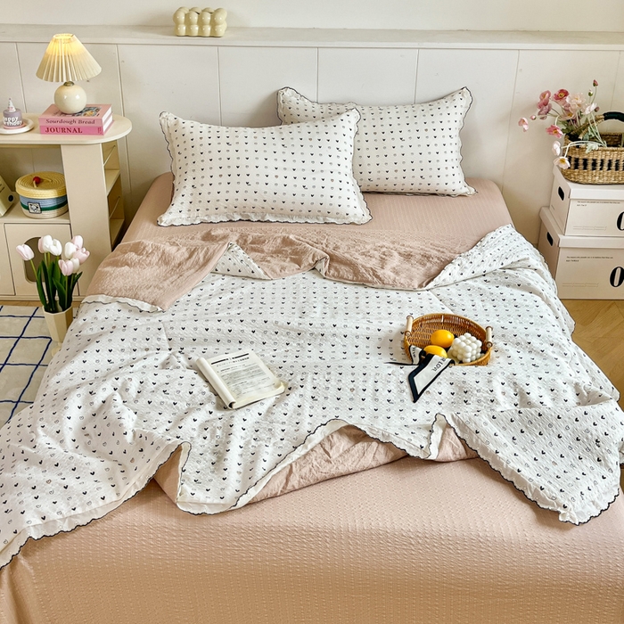 91家纺网 家纺一手货源 找家纺 利禾 2026新款泡芙全棉小黑花边夏被四件套夏凉被空调被 心心相印-花边款