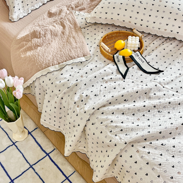 91家纺网 家纺一手货源 找家纺 利禾 2026新款泡芙全棉小黑花边夏被四件套夏凉被空调被 心心相印-花边款