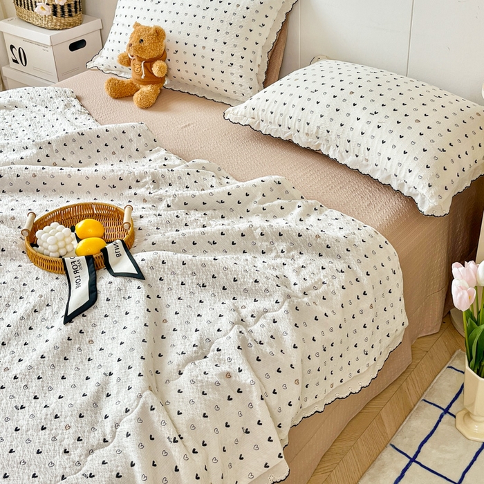 91家纺网 家纺一手货源 找家纺 利禾 2026新款泡芙全棉小黑花边夏被四件套夏凉被空调被 心心相印-花边款