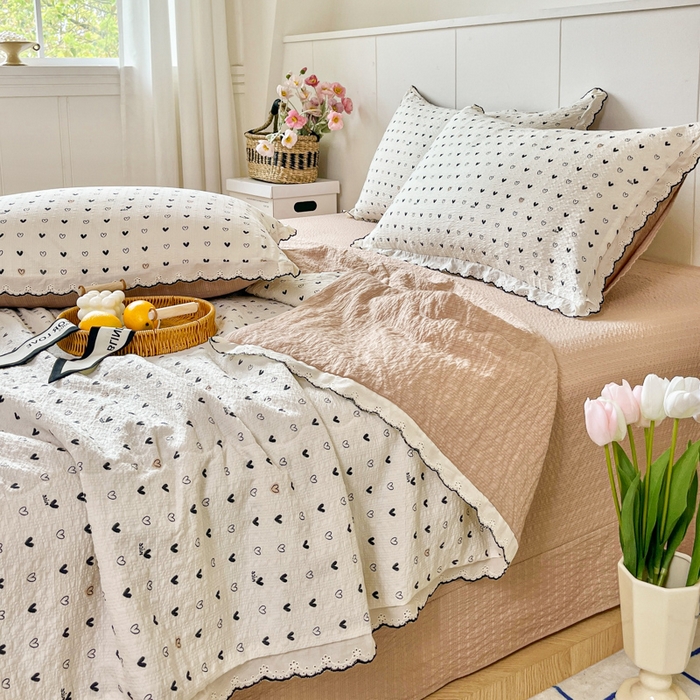 91家纺网 家纺一手货源 找家纺 利禾 2026新款泡芙全棉小黑花边夏被四件套夏凉被空调被 心心相印-花边款
