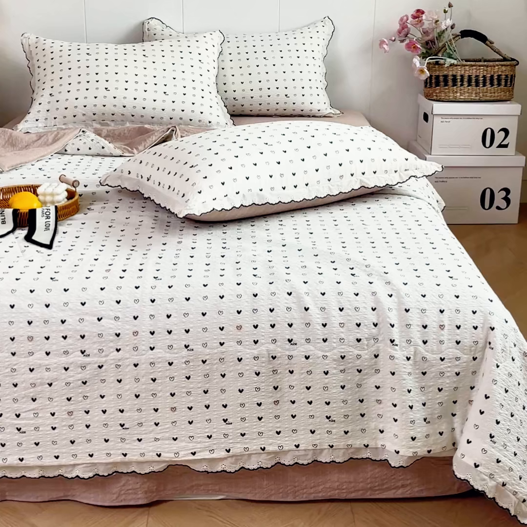 91家纺网 家纺一手货源 找家纺 利禾 2026新款泡芙全棉小黑花边夏被四件套夏凉被空调被 心心相印-花边款