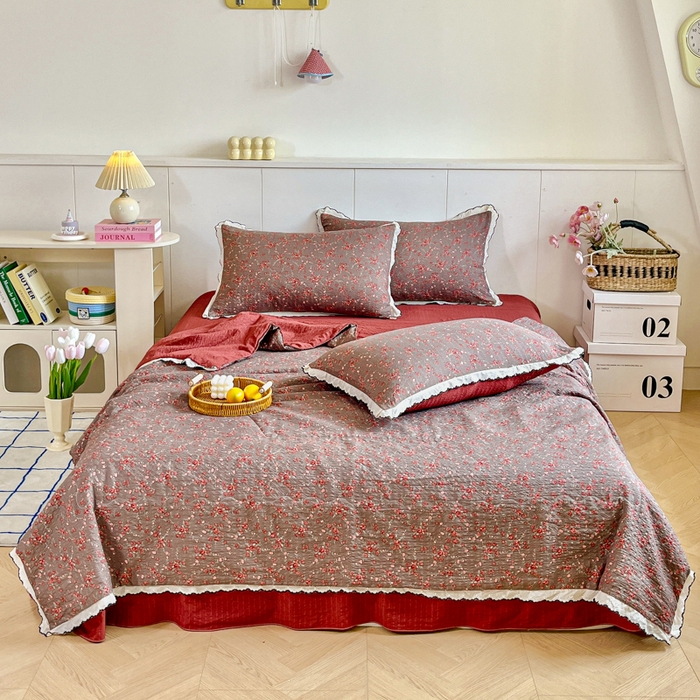 91家纺网 家纺一手货源 找家纺 利禾 2026新款泡芙全棉小黑花边夏被四件套夏凉被空调被 胭脂-花边款