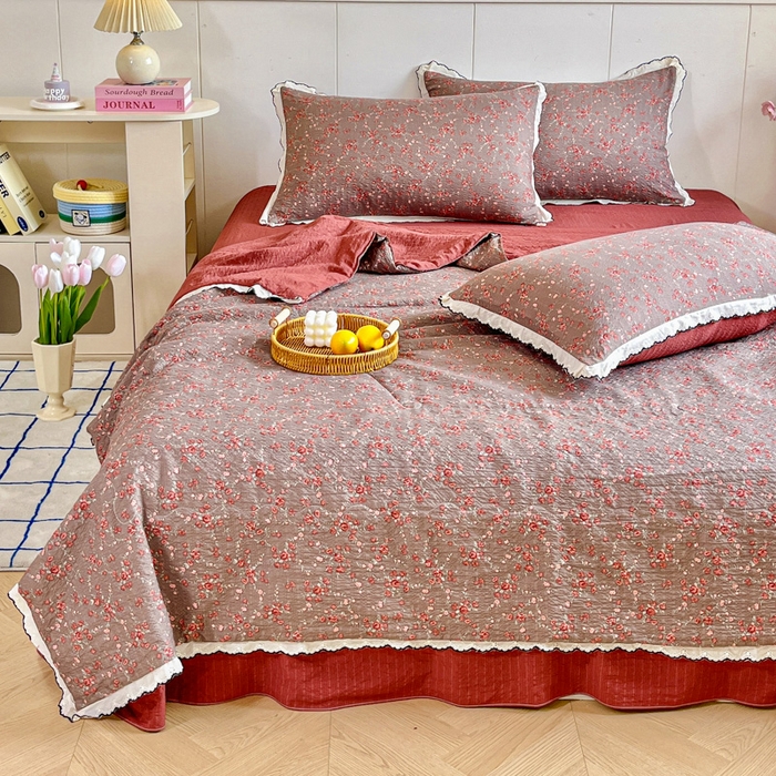 91家纺网 家纺一手货源 找家纺 利禾 2026新款泡芙全棉小黑花边夏被四件套夏凉被空调被 胭脂-花边款