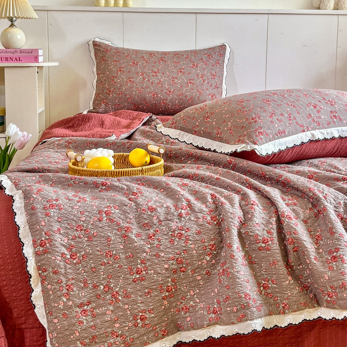 91家纺网 家纺一手货源 找家纺 利禾 2026新款泡芙全棉小黑花边夏被四件套夏凉被空调被 胭脂-花边款