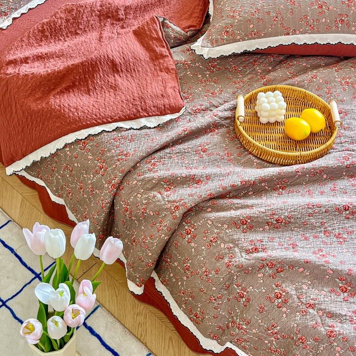 91家纺网 家纺一手货源 找家纺 利禾 2026新款泡芙全棉小黑花边夏被四件套夏凉被空调被 胭脂-花边款