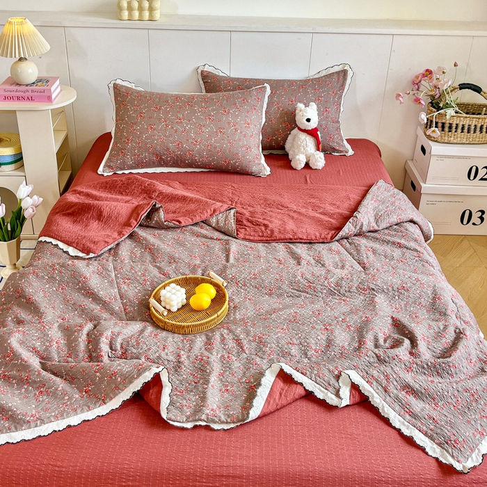 91家纺网 家纺一手货源 找家纺 利禾 2026新款泡芙全棉小黑花边夏被四件套夏凉被空调被 胭脂-花边款