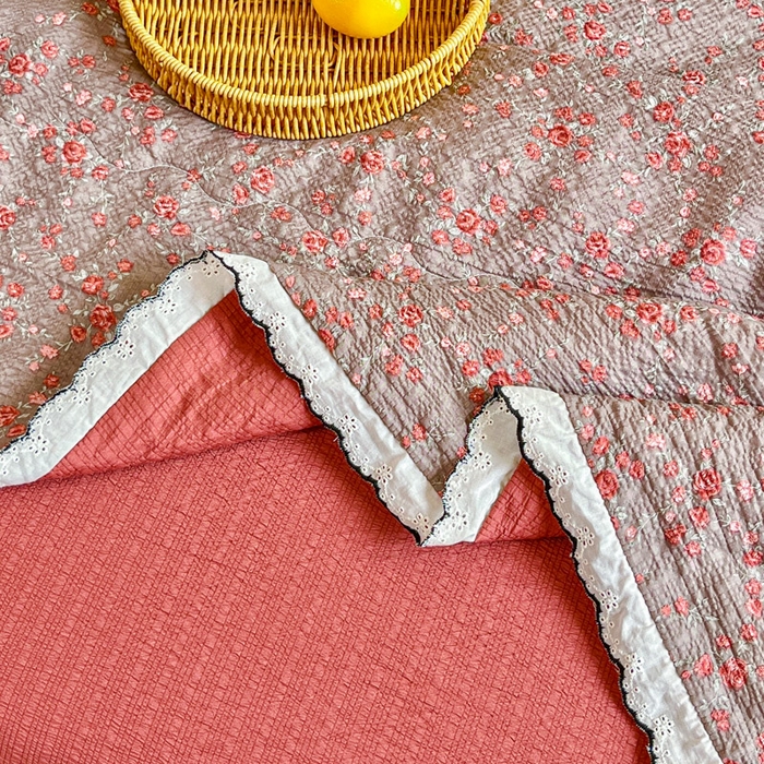 91家纺网 家纺一手货源 找家纺 利禾 2026新款泡芙全棉小黑花边夏被四件套夏凉被空调被 胭脂-花边款