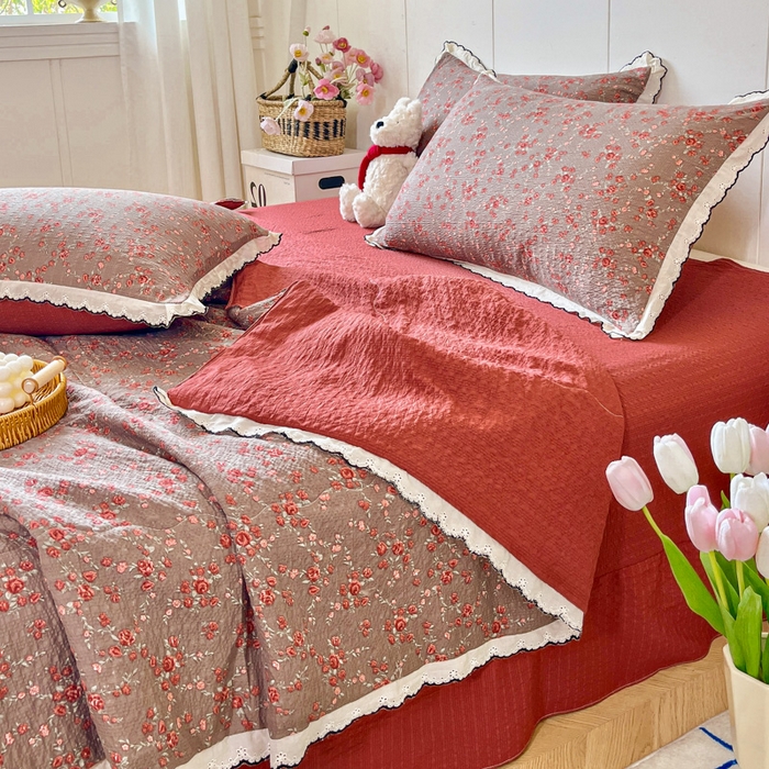 91家纺网 家纺一手货源 找家纺 利禾 2026新款泡芙全棉小黑花边夏被四件套夏凉被空调被 胭脂-花边款