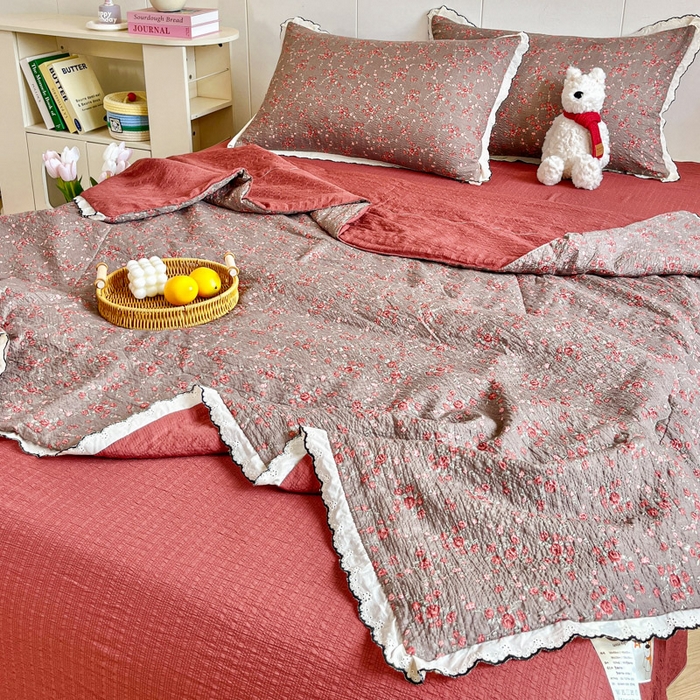 91家纺网 家纺一手货源 找家纺 利禾 2026新款泡芙全棉小黑花边夏被四件套夏凉被空调被 胭脂-花边款