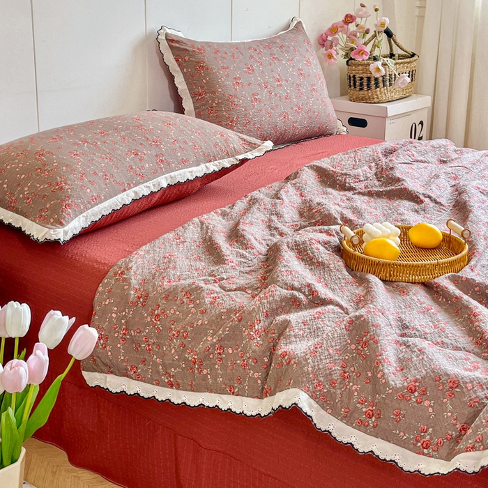 91家纺网 家纺一手货源 找家纺 利禾 2026新款泡芙全棉小黑花边夏被四件套夏凉被空调被 胭脂-花边款