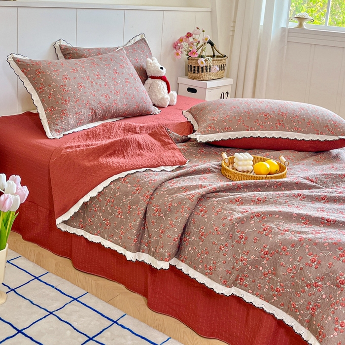 91家纺网 家纺一手货源 找家纺 利禾 2026新款泡芙全棉小黑花边夏被四件套夏凉被空调被 胭脂-花边款