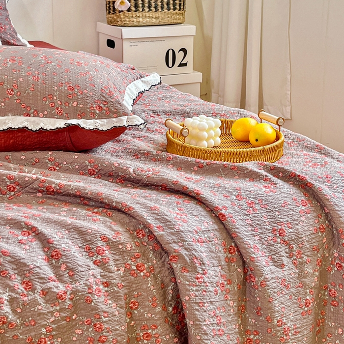 91家纺网 家纺一手货源 找家纺 利禾 2026新款泡芙全棉小黑花边夏被四件套夏凉被空调被 胭脂-花边款