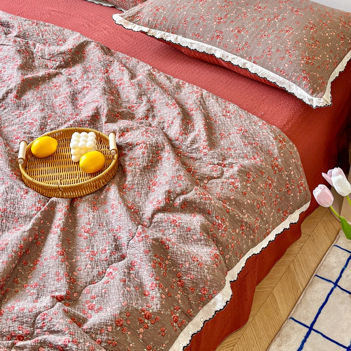 91家纺网 家纺一手货源 找家纺 利禾 2026新款泡芙全棉小黑花边夏被四件套夏凉被空调被 胭脂-花边款