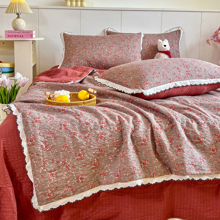 91家纺网 家纺一手货源 找家纺 利禾 2026新款泡芙全棉小黑花边夏被四件套夏凉被空调被 胭脂-花边款