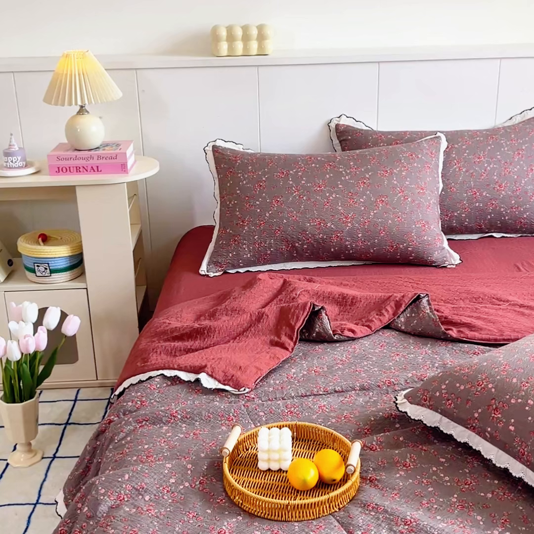 91家纺网 家纺一手货源 找家纺 利禾 2026新款泡芙全棉小黑花边夏被四件套夏凉被空调被 胭脂-花边款