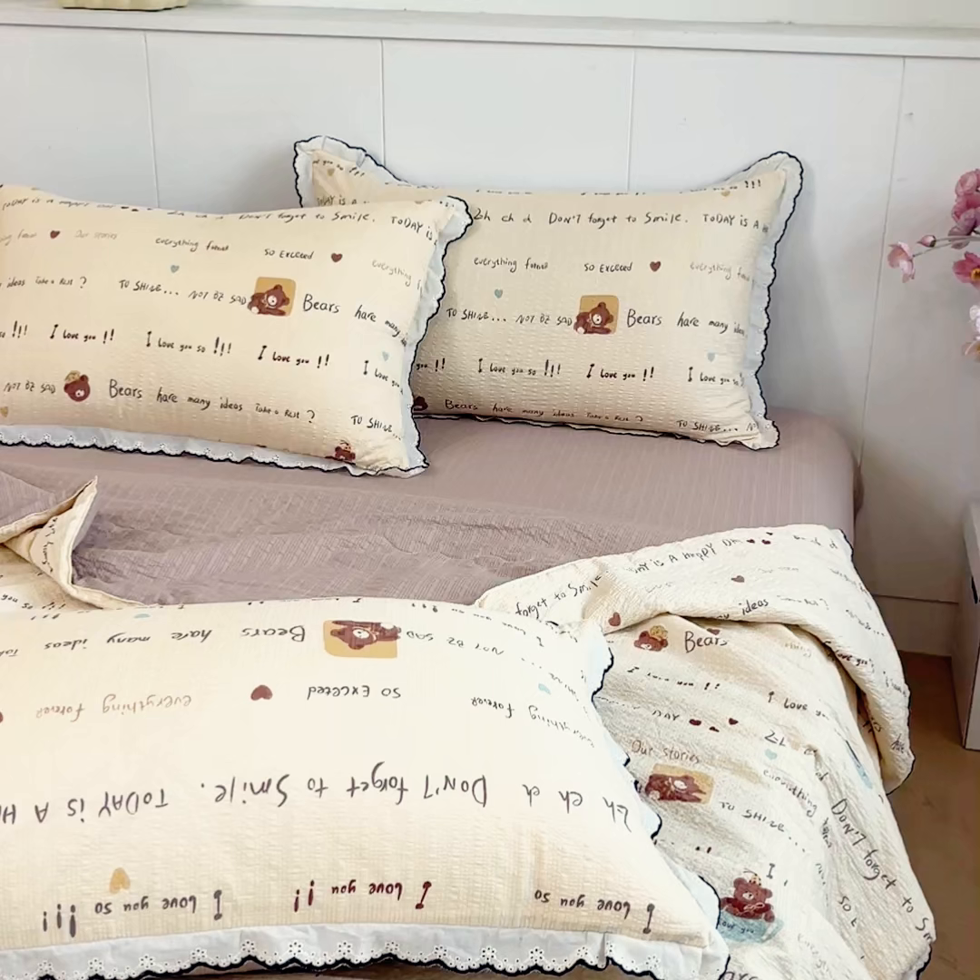 91家纺网 家纺一手货源 找家纺 利禾 2026新款泡芙全棉小黑花边夏被四件套夏凉被空调被 英文熊-花边款