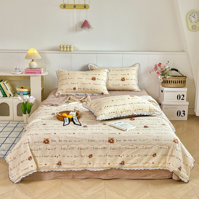 91家纺网 家纺一手货源 找家纺 利禾 2026新款泡芙全棉小黑花边夏被四件套夏凉被空调被 英文熊-花边款