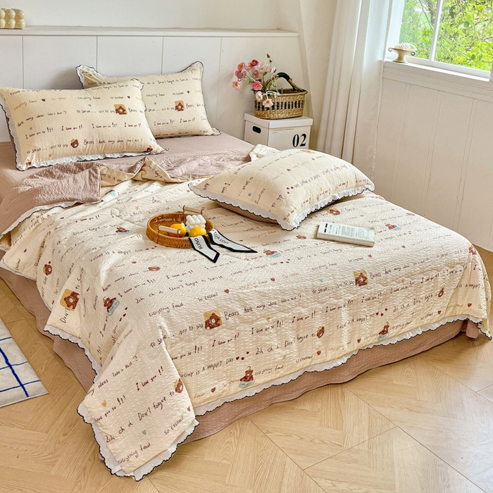 91家纺网 家纺一手货源 找家纺 利禾 2026新款泡芙全棉小黑花边夏被四件套夏凉被空调被 英文熊-花边款